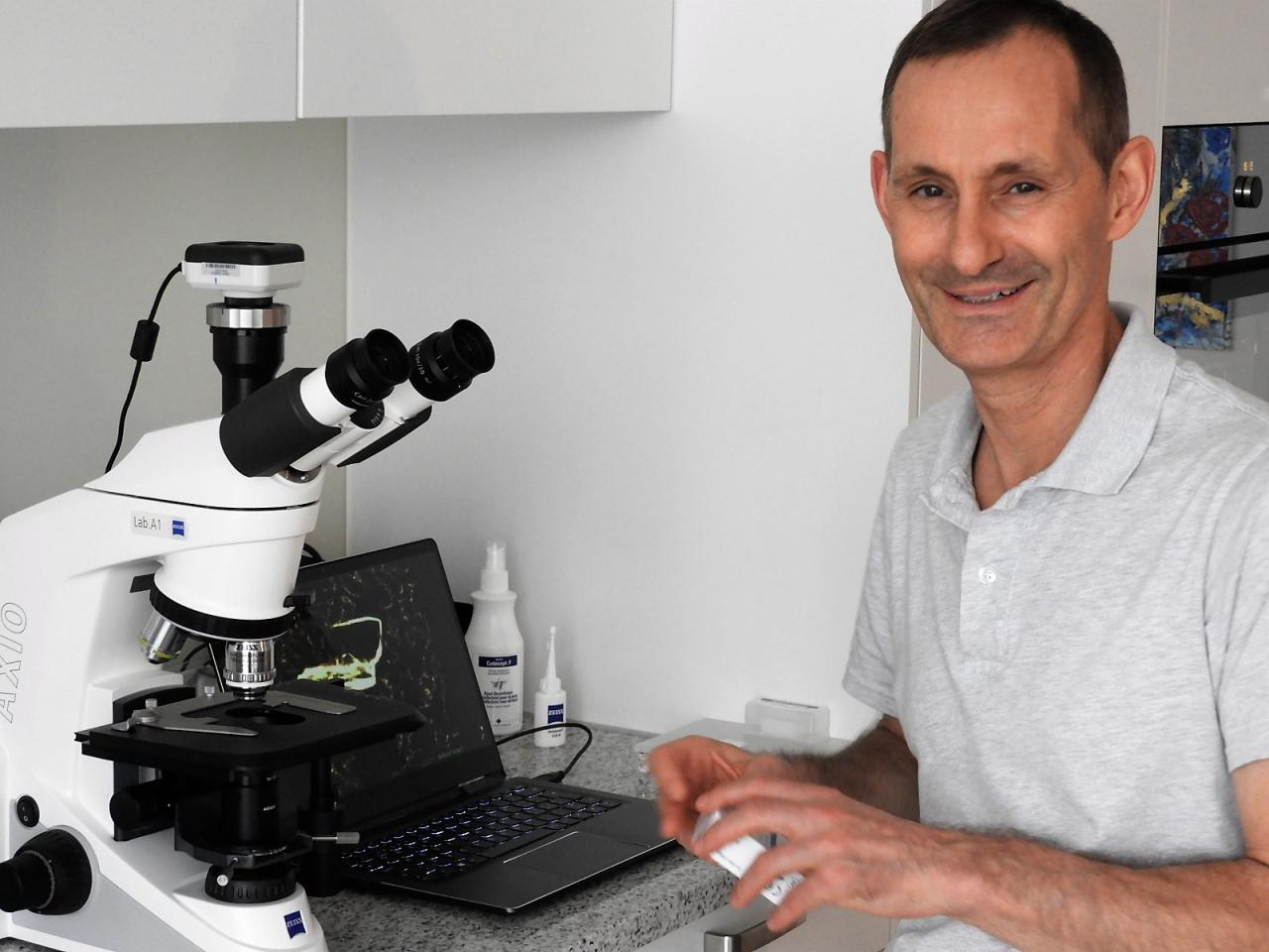 Remo Vanossi in seiner Naturheilpraxis
